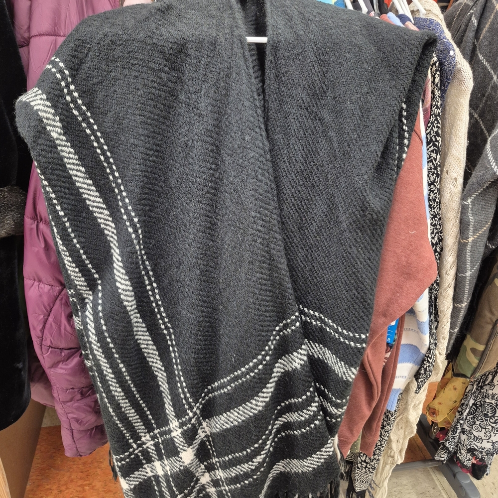 Forever 21 Black and White Plaid Scarf